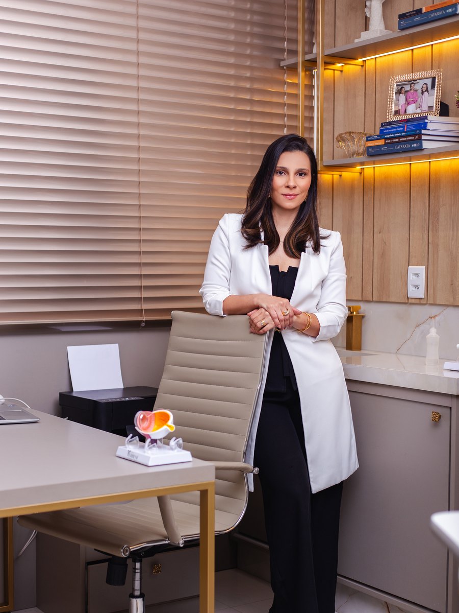 Dra. Heloisa Freitas em seu consultório na Clínica Verbene